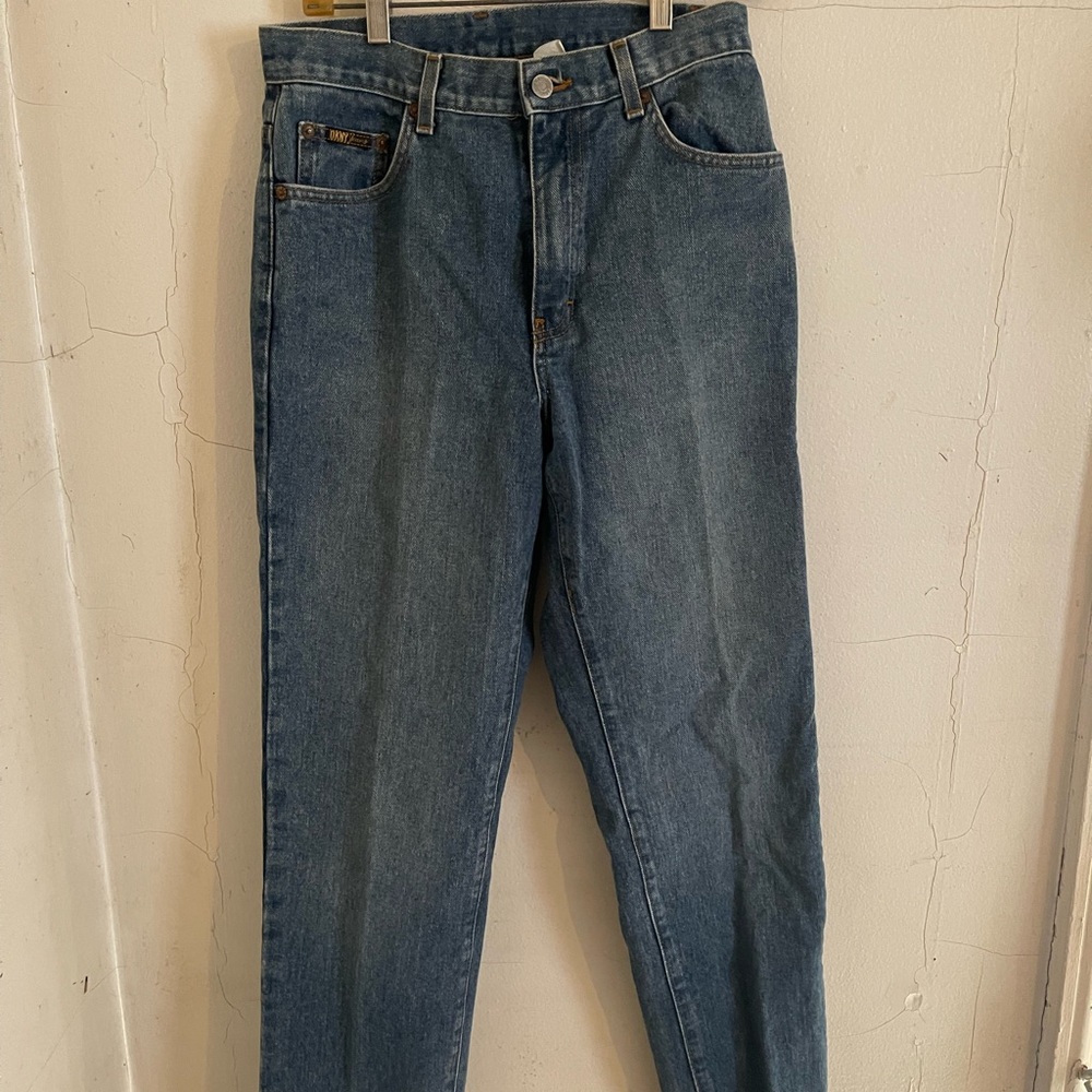 DKNY SIZE 8 women’s straight leg jeans from the 80’s Like new condition.